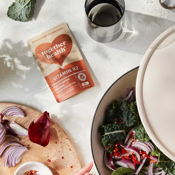 Together Health Vitamin K2 Tüte liegt auf Essenstisch
