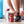 Mann bindet seinen Turnschuh und hat eine Wasserflasche und eine Tüte Together Health Joint Aid neben sich stehen