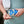 Mann mit Handtuch über der Schulter schüttet sich Kapseln aus Together Health Men's Multi Tüte in eine Hand