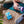 Hand hält Wasserflasche, daneben liegen ein Turnschuh und eine Tüte Together Health Bone Aid auf dem Fussboden